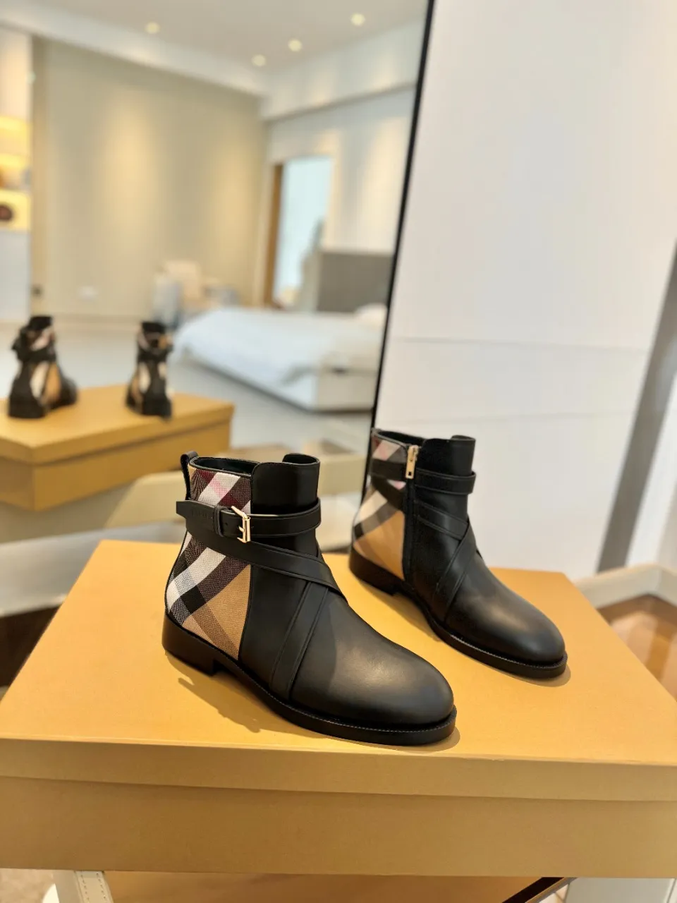 Burberry ブラック格子柄アンクルブーツ新作 - 画像 (7)