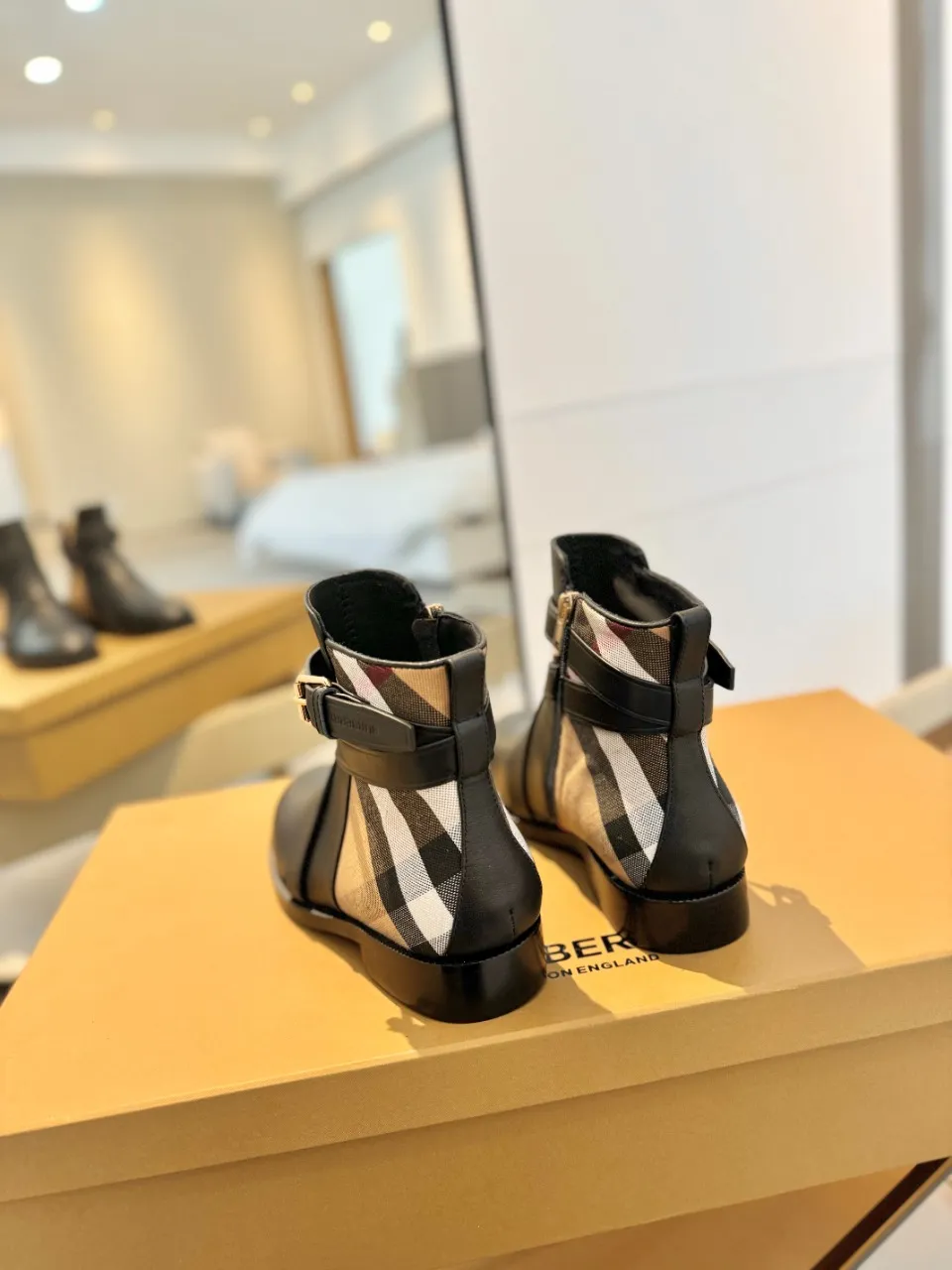 Burberry ブラック格子柄アンクルブーツ新作 - 画像 (8)