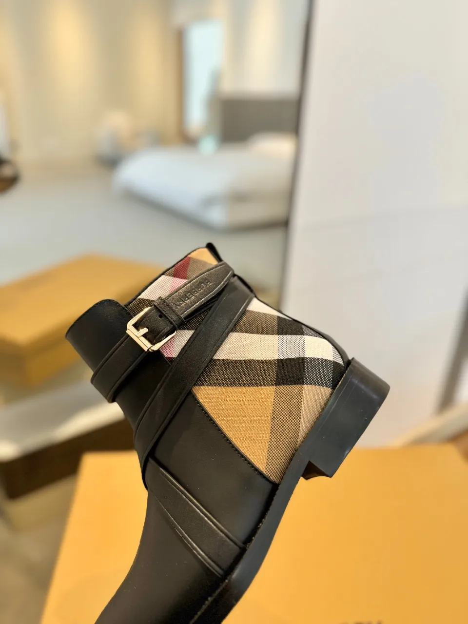 Burberry ブラック格子柄アンクルブーツ新作 - 画像 (9)