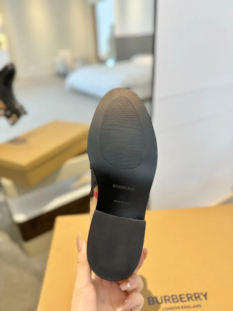 Burberry ブラック格子柄アンクルブーツ新作 - 画像 (10)