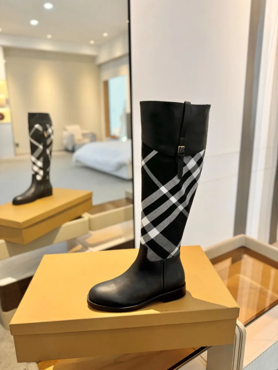 Burberry ブラック格子柄ブーツ新作