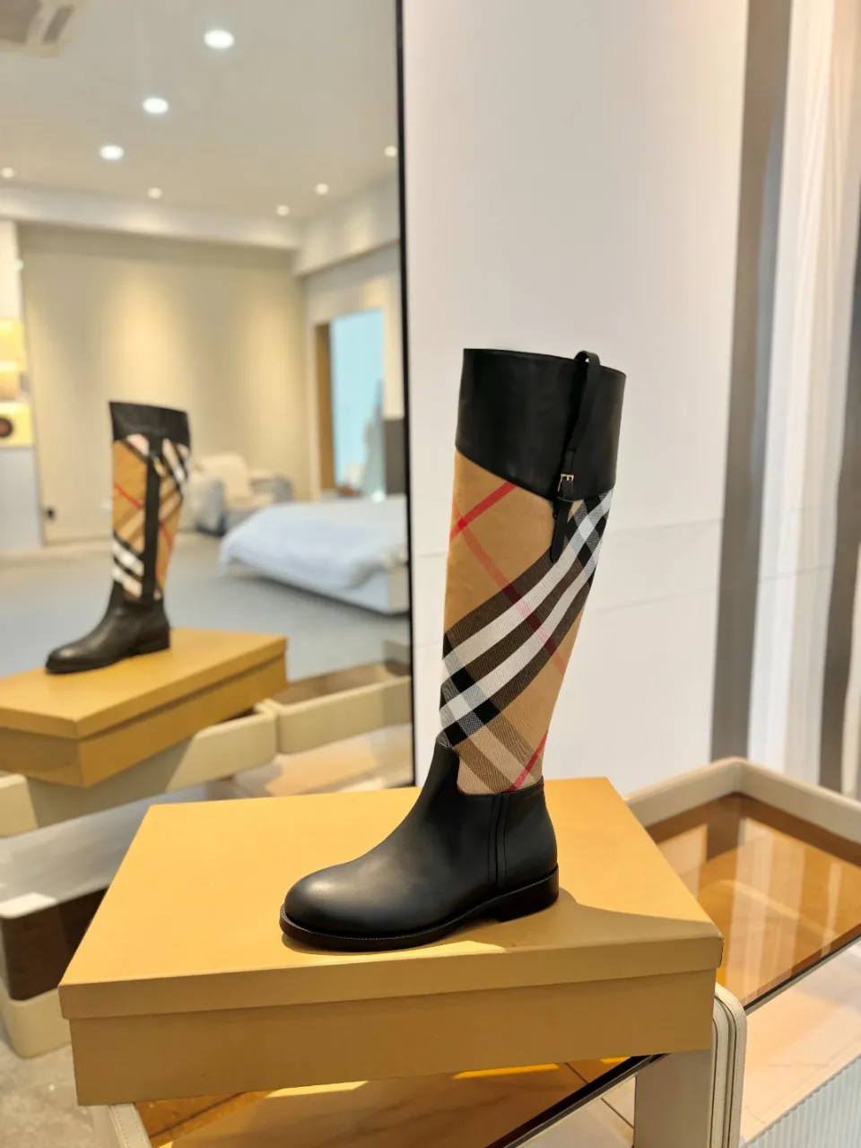 Burberry 2023新作グレーブーツ格子柄デザイン