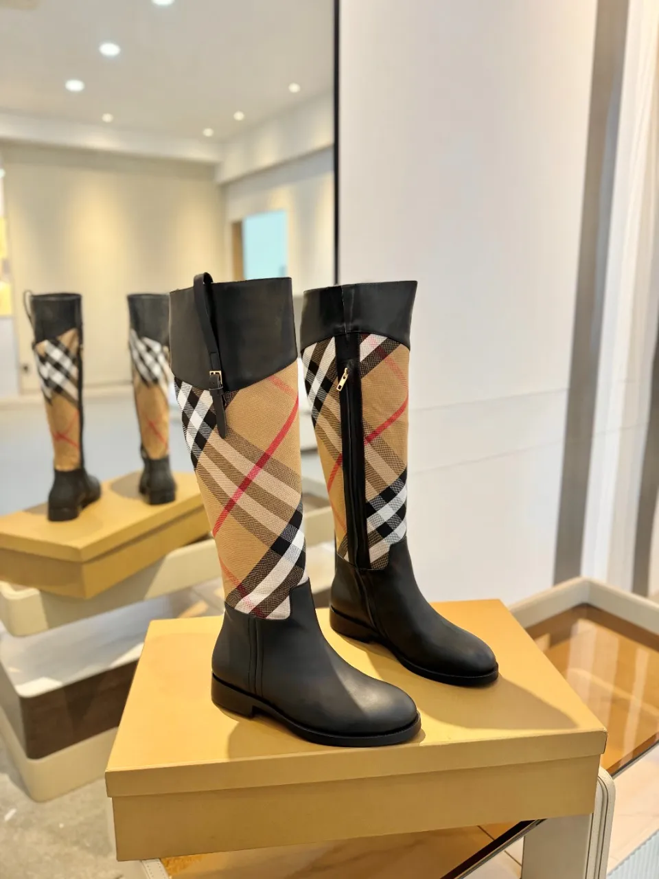 Burberry 2023新作グレーブーツ格子柄デザイン - 画像 (3)