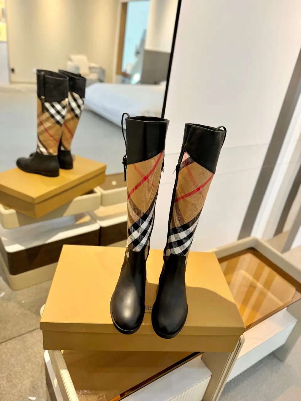 Burberry 2023新作グレーブーツ格子柄デザイン - 画像 (4)