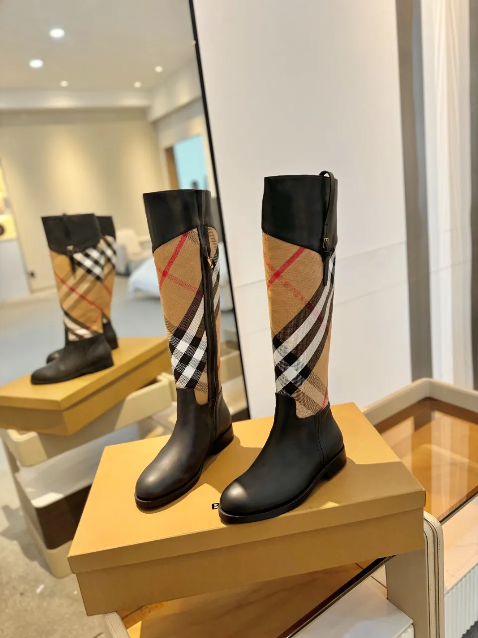 Burberry 2023新作グレーブーツ格子柄デザイン - 画像 (5)