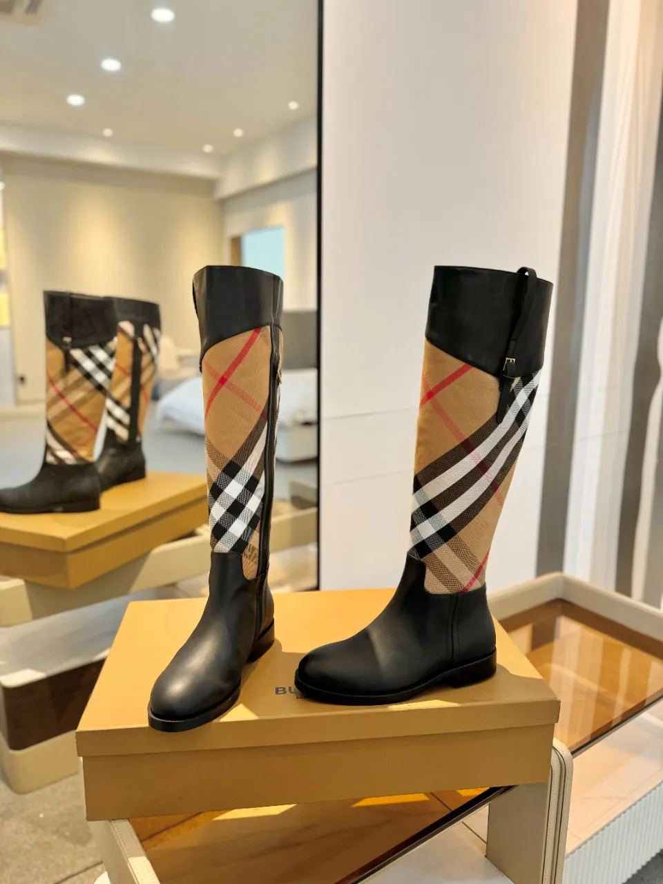 Burberry 2023新作グレーブーツ格子柄デザイン - 画像 (6)