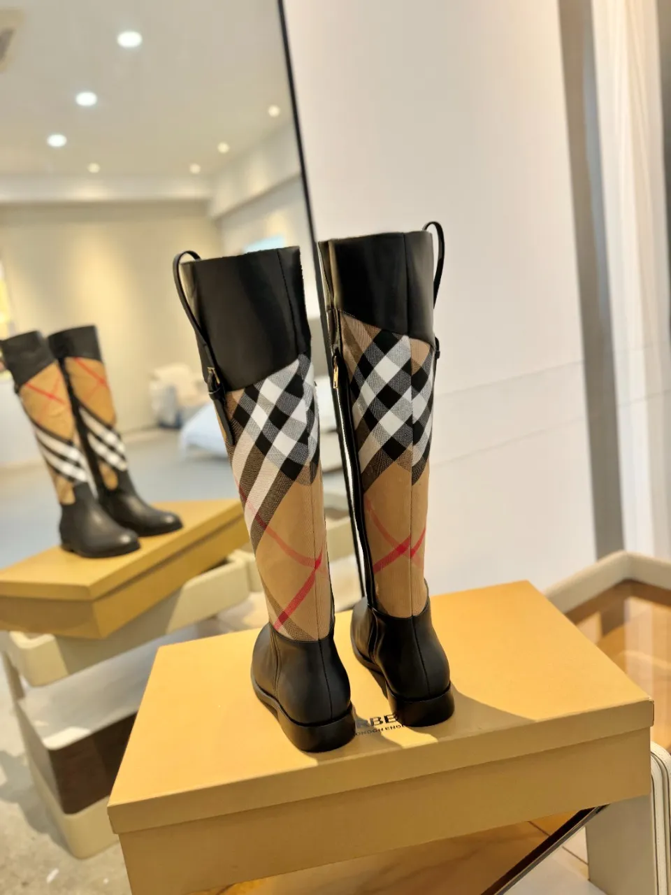 Burberry 2023新作グレーブーツ格子柄デザイン - 画像 (7)