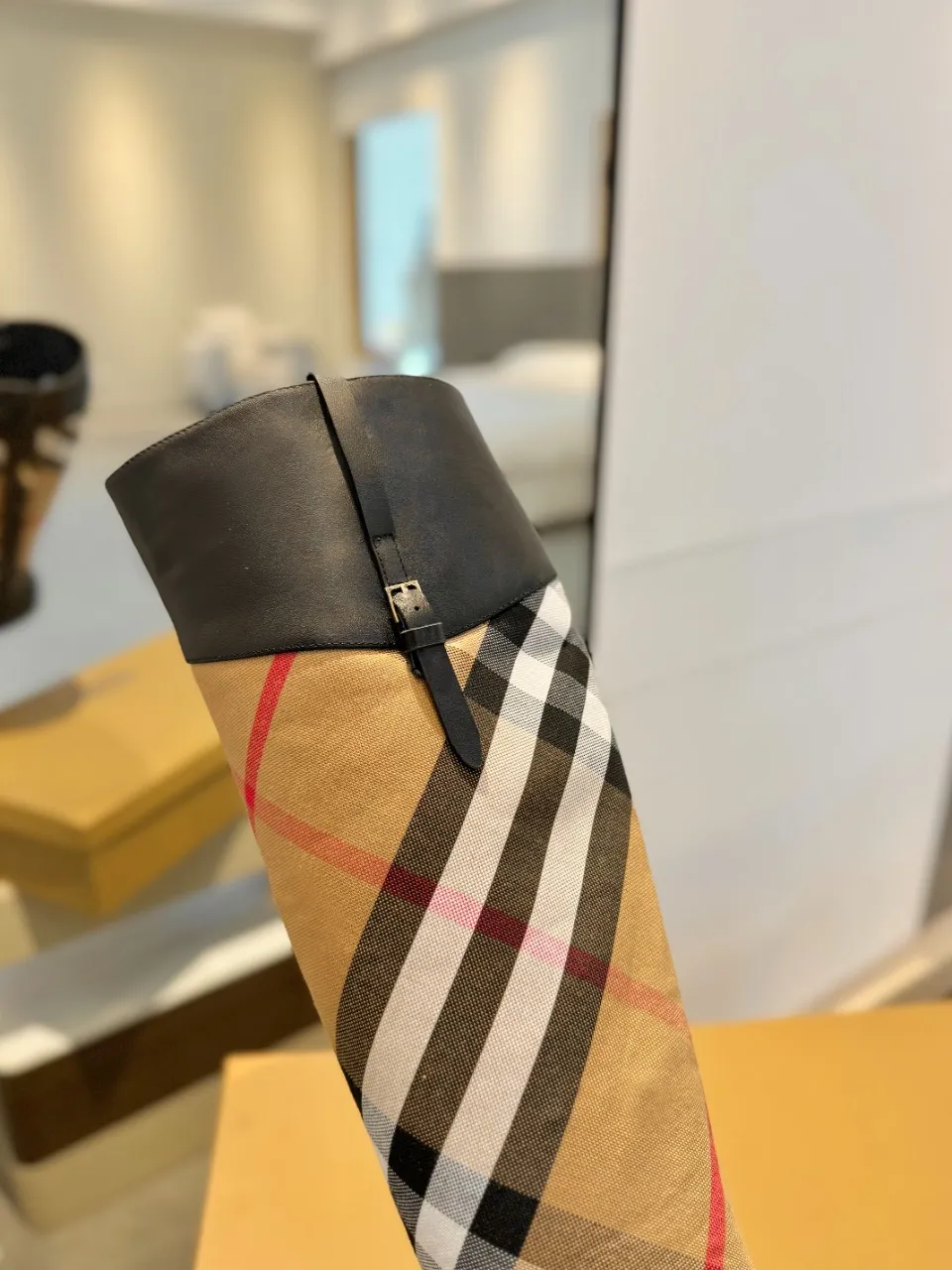 Burberry 2023新作グレーブーツ格子柄デザイン - 画像 (8)