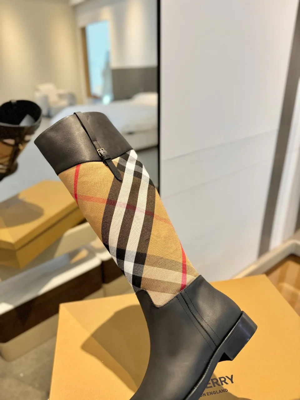 Burberry 2023新作グレーブーツ格子柄デザイン - 画像 (9)