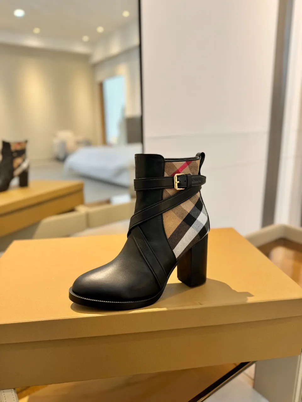 Burberry ブラック格子柄アンクルブーツ新作