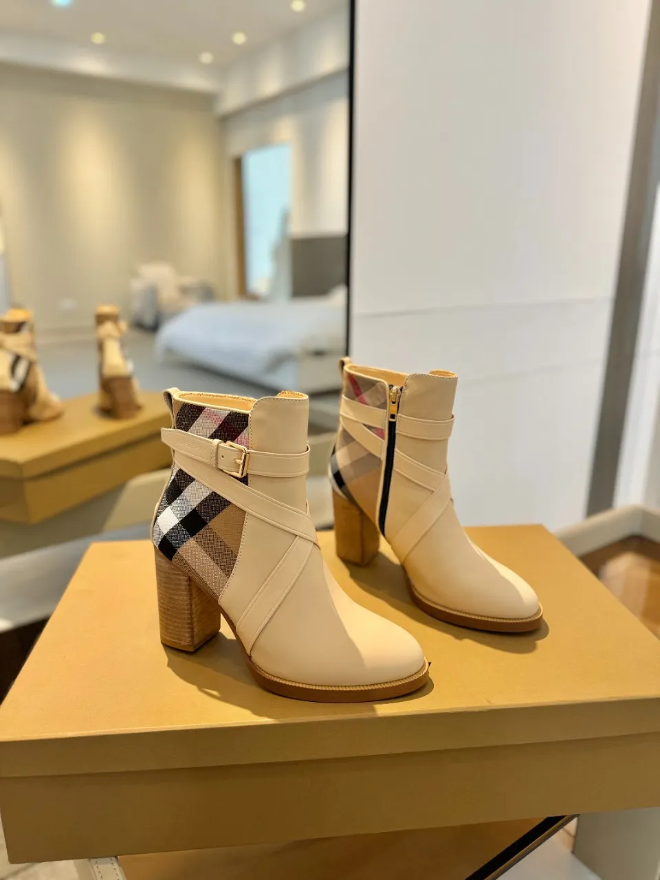 Burberry グレー格子柄アンクルブーツ新作 - 画像 (3)