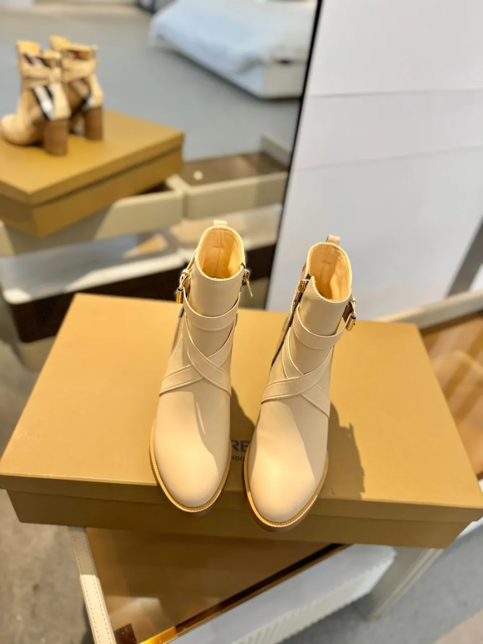 Burberry グレー格子柄アンクルブーツ新作 - 画像 (4)