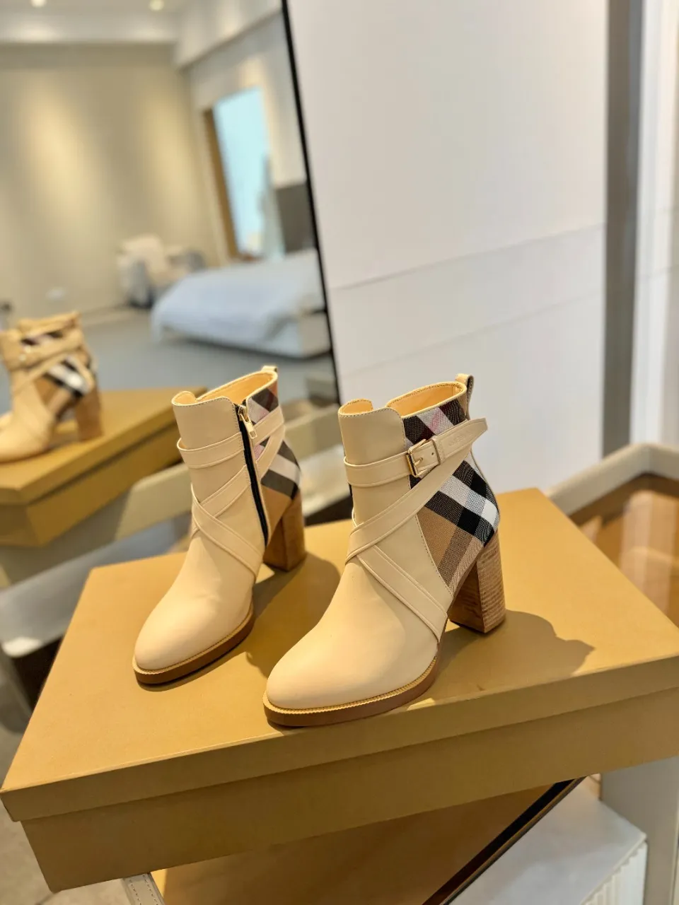 Burberry グレー格子柄アンクルブーツ新作 - 画像 (5)