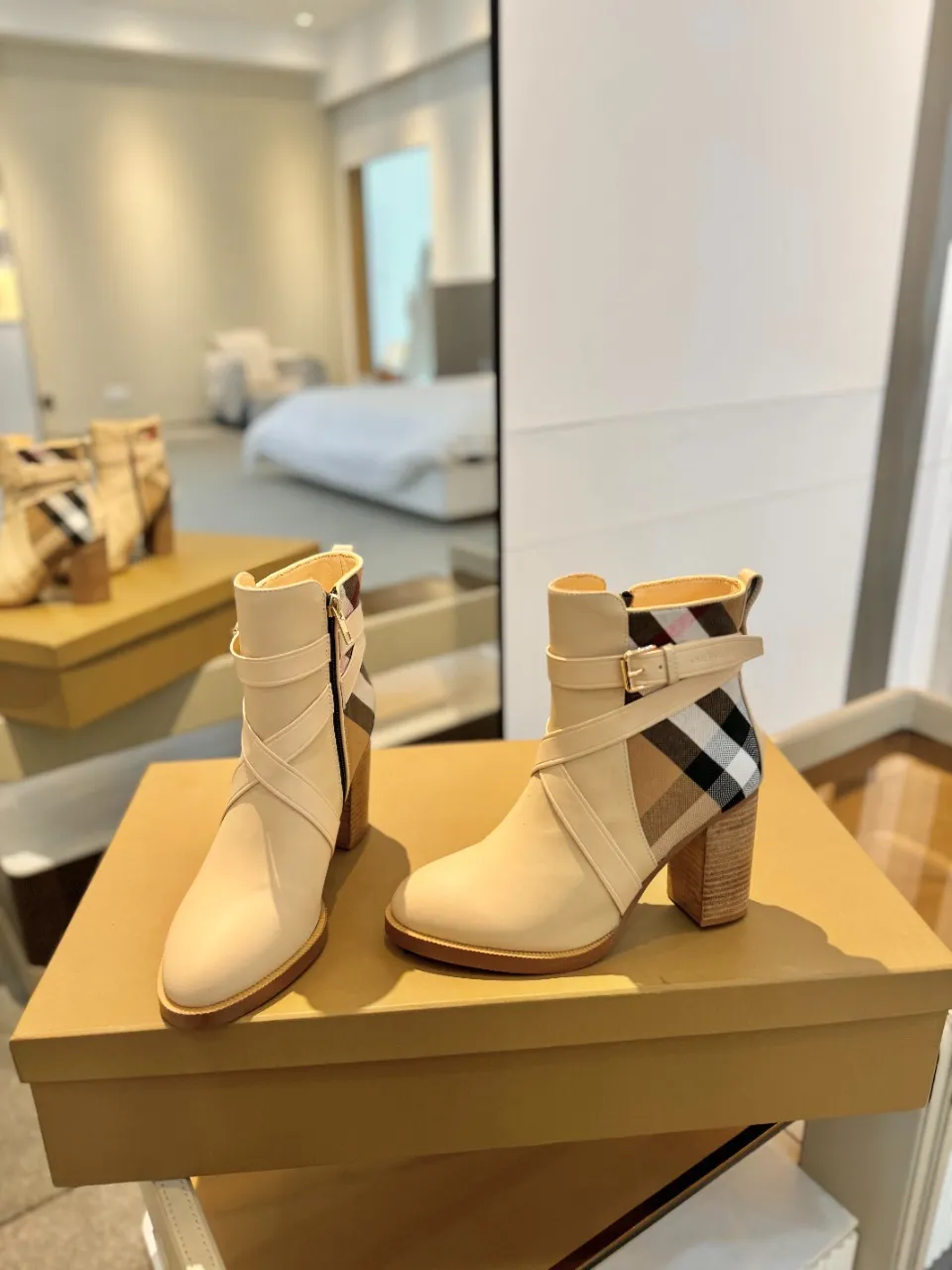 Burberry グレー格子柄アンクルブーツ新作 - 画像 (6)