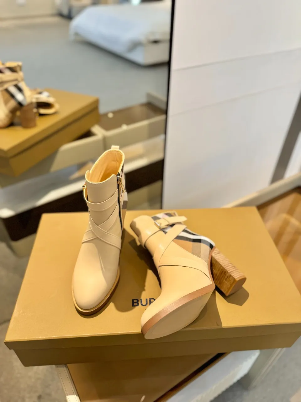 Burberry グレー格子柄アンクルブーツ新作 - 画像 (7)