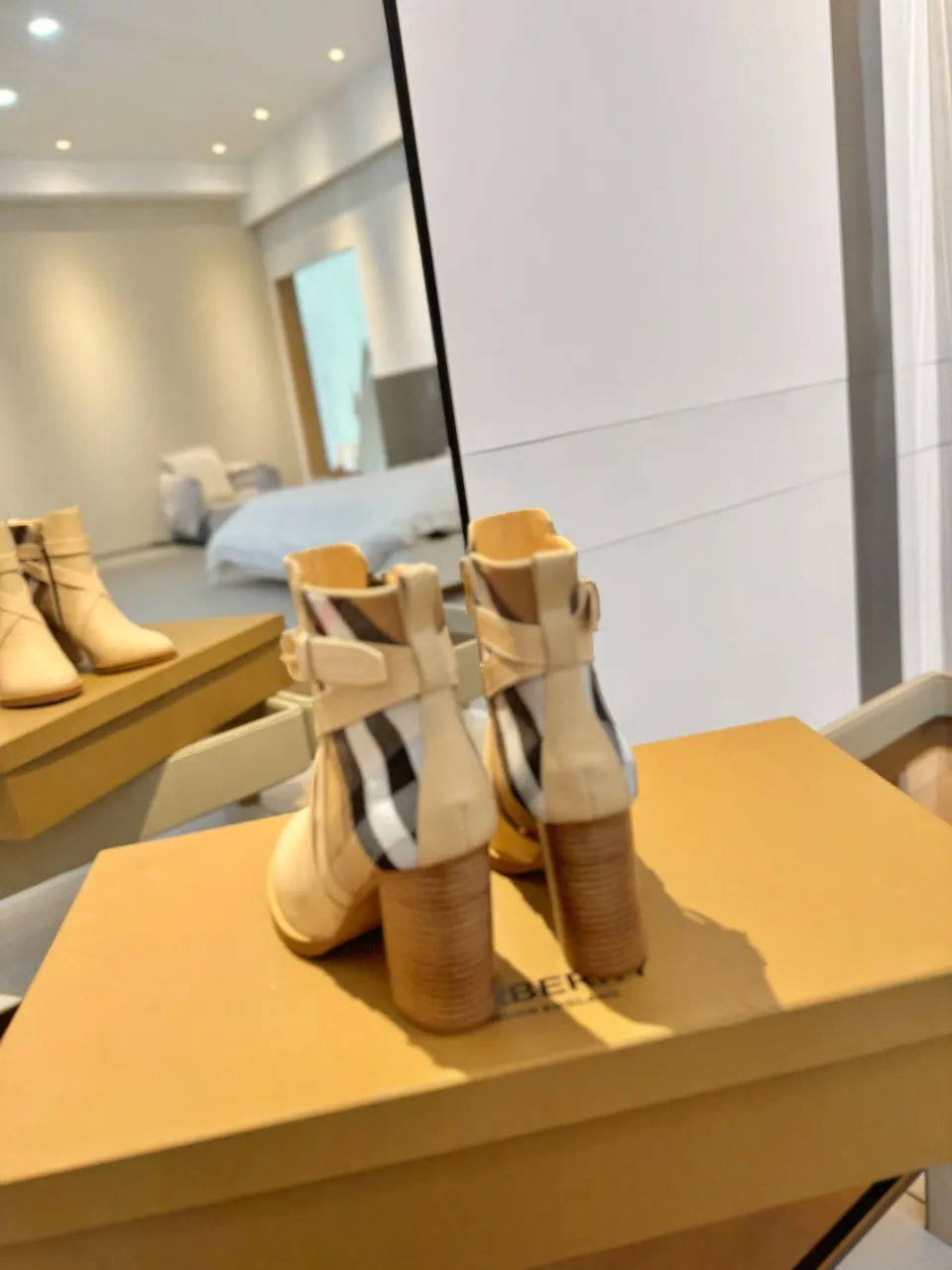 Burberry グレー格子柄アンクルブーツ新作 - 画像 (8)