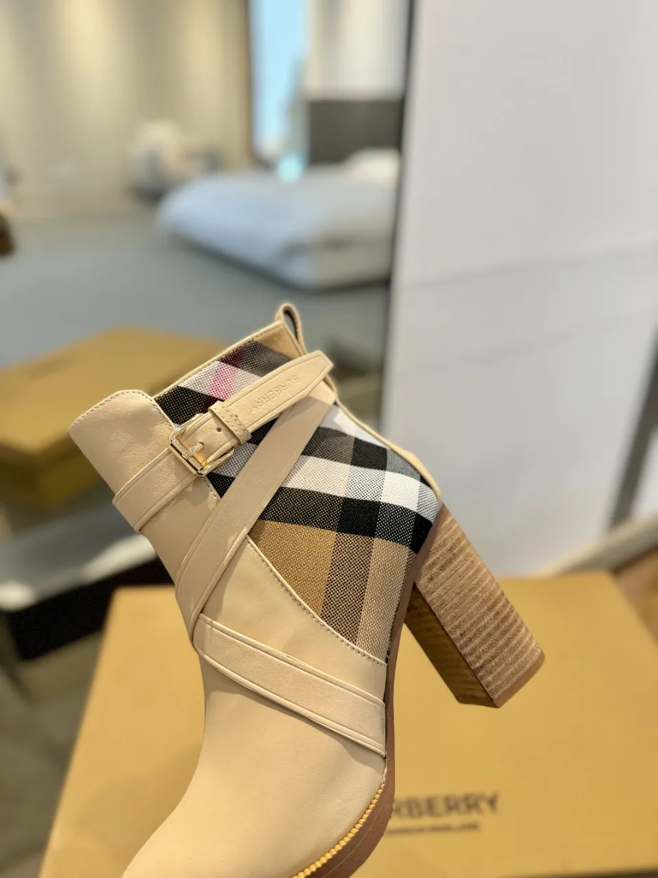 Burberry グレー格子柄アンクルブーツ新作 - 画像 (9)