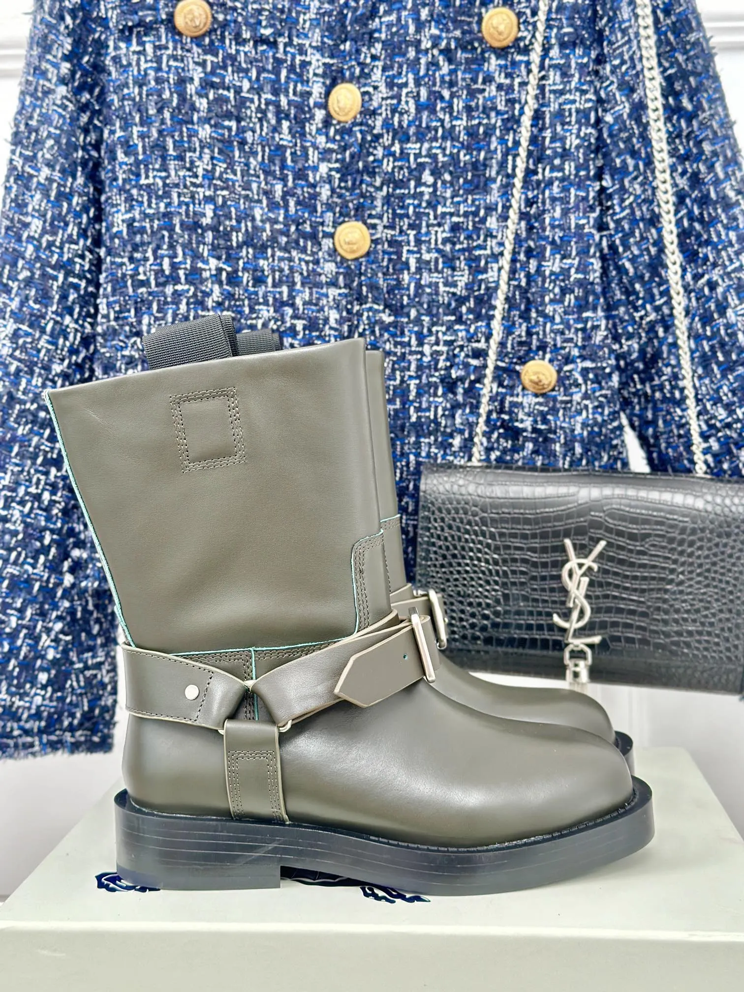 Burberry グレーアンクルブーツ新作