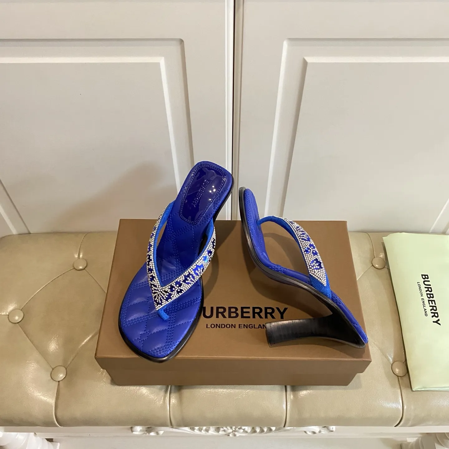 バーバリー新作ハイヒールのビーチサンダルブルー黒赤リボンデザイン