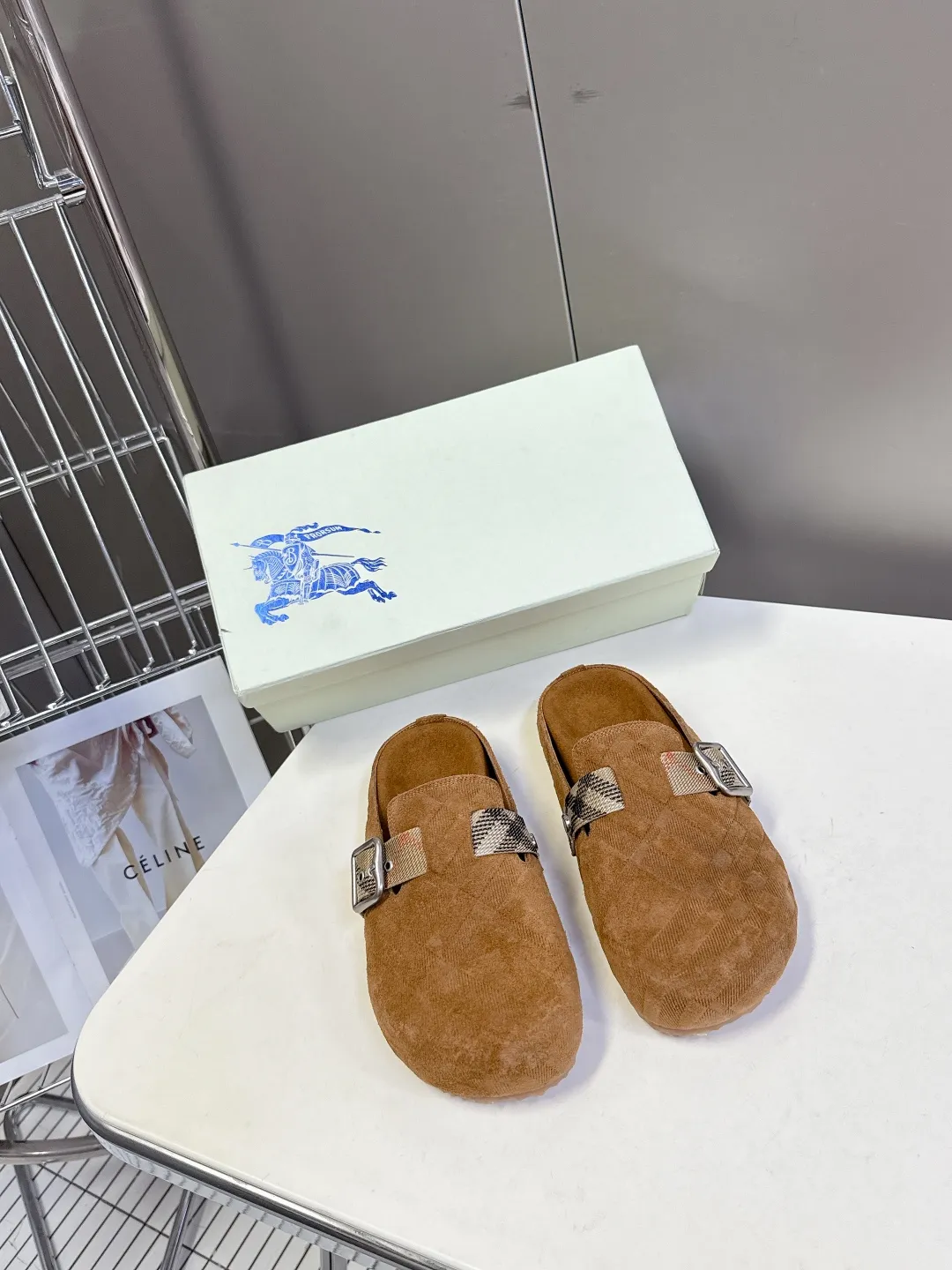 Burberryニューアイテム茶色ビルケンシュトックのスリッパ
