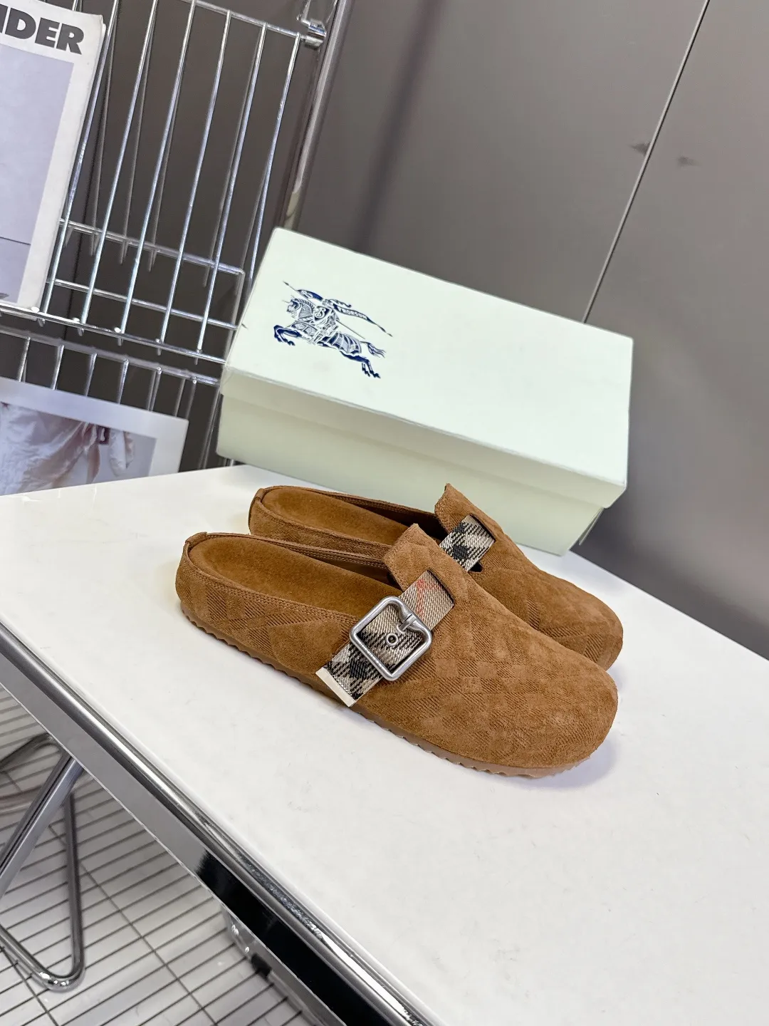 Burberryニューアイテム茶色ビルケンシュトックのスリッパ - 画像 (3)