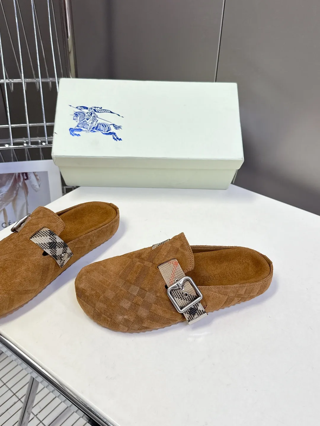 Burberryニューアイテム茶色ビルケンシュトックのスリッパ - 画像 (4)
