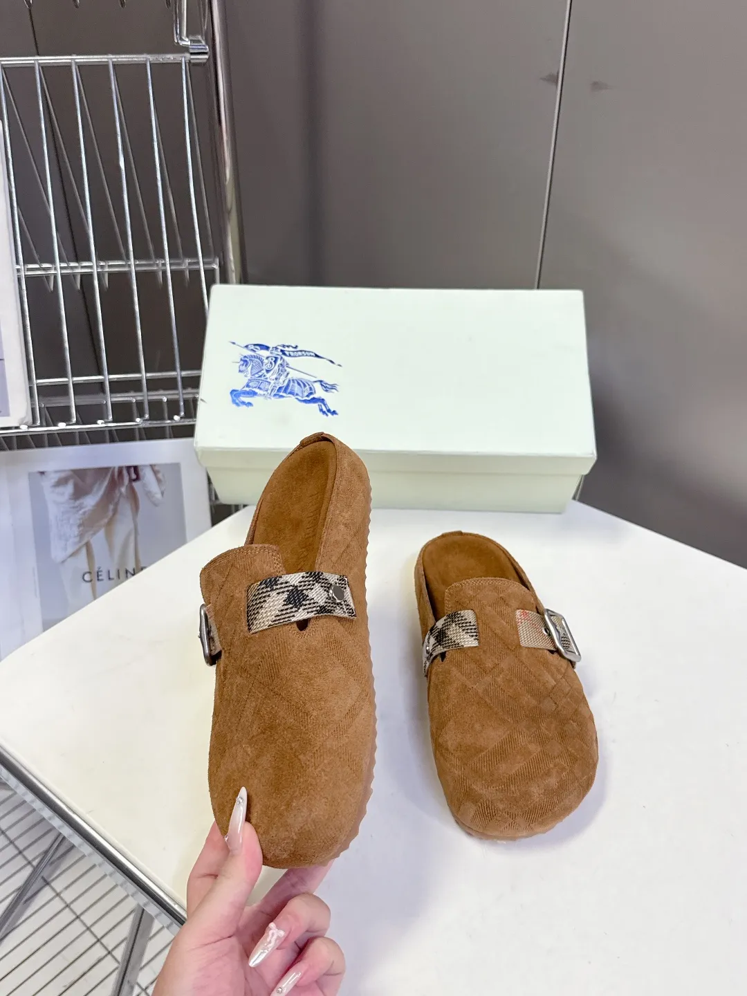 Burberryニューアイテム茶色ビルケンシュトックのスリッパ - 画像 (5)
