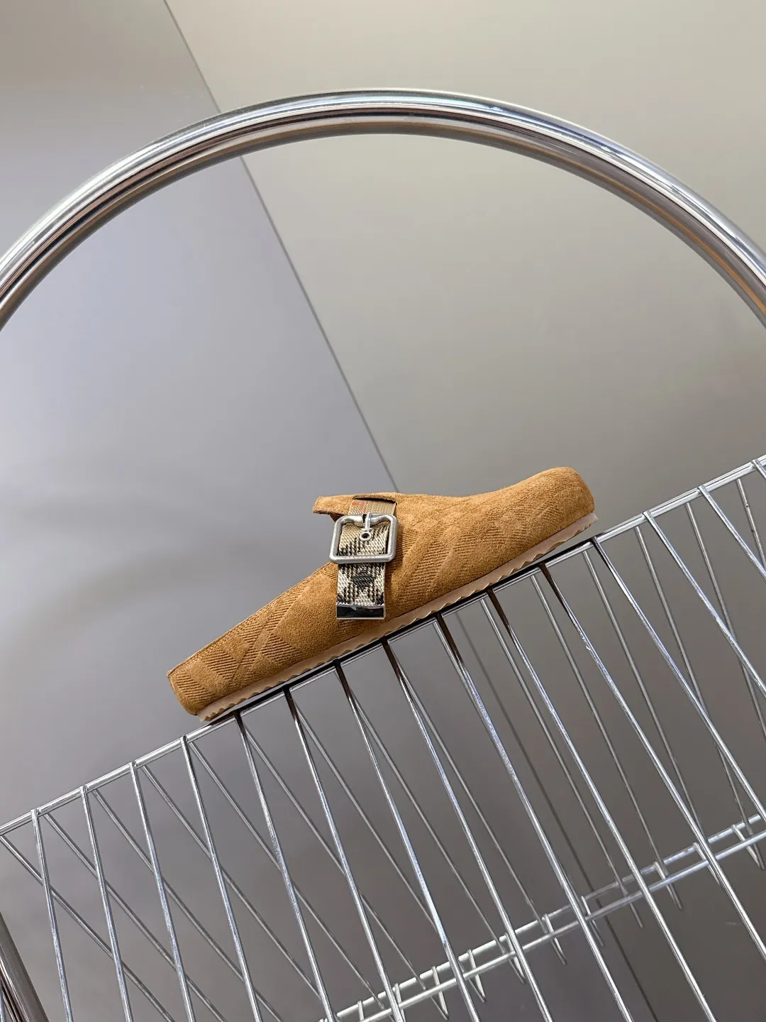 Burberryニューアイテム茶色ビルケンシュトックのスリッパ - 画像 (6)