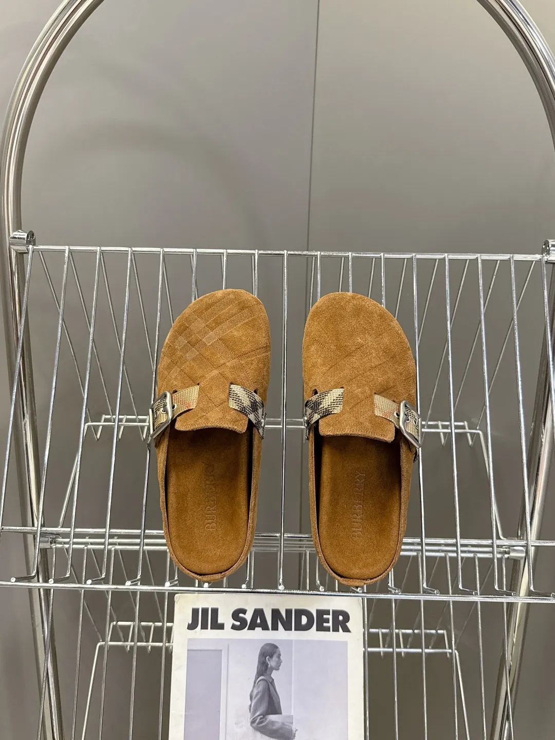 Burberryニューアイテム茶色ビルケンシュトックのスリッパ - 画像 (7)