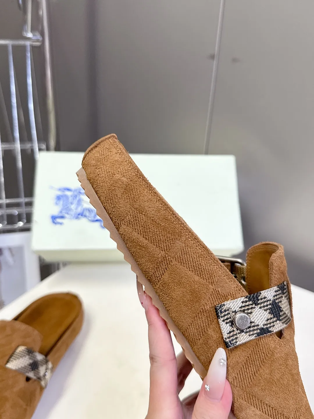 Burberryニューアイテム茶色ビルケンシュトックのスリッパ - 画像 (8)