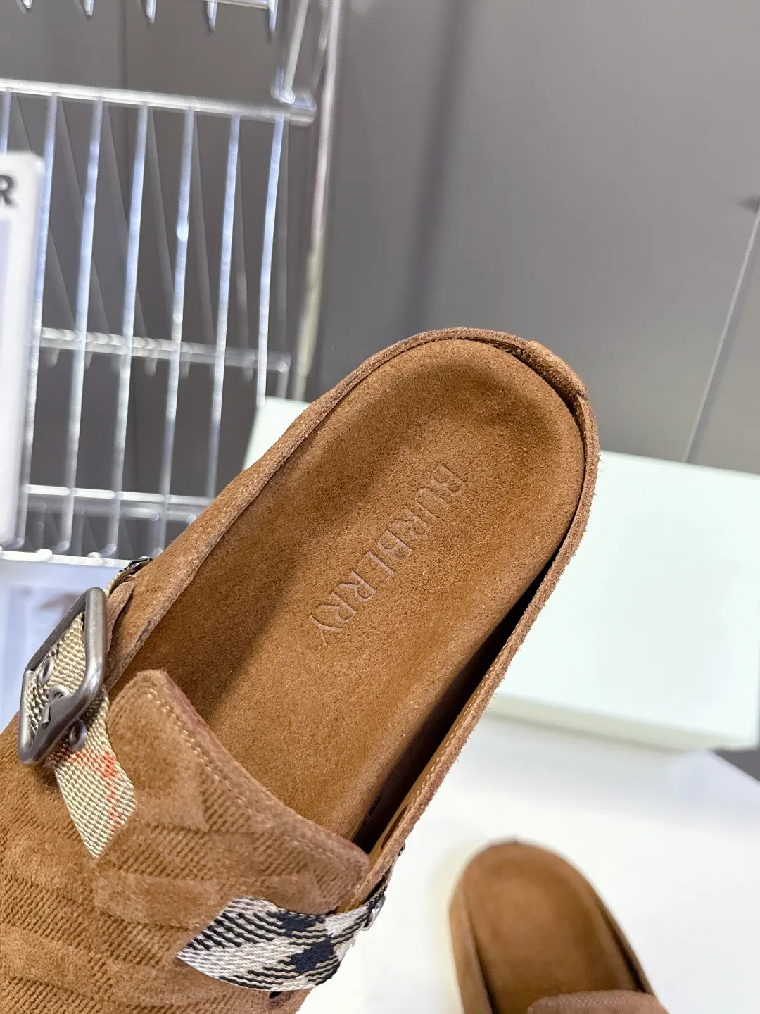 Burberryニューアイテム茶色ビルケンシュトックのスリッパ - 画像 (9)