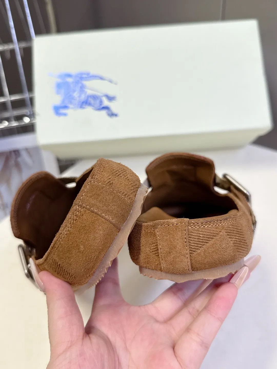 Burberryニューアイテム茶色ビルケンシュトックのスリッパ - 画像 (10)