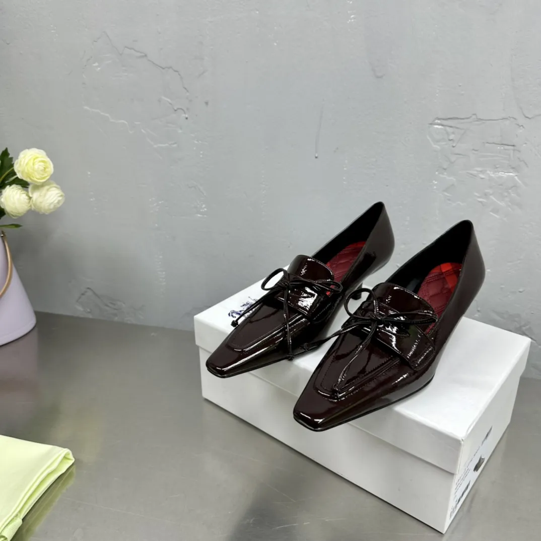 Burberryバーガンディリボンデザインのローファー