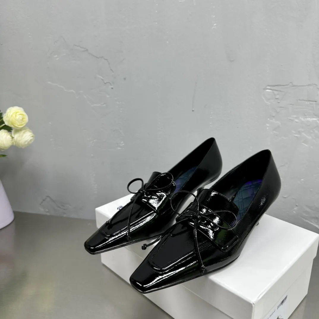 Burberry ブラックリボンデザインのローファー