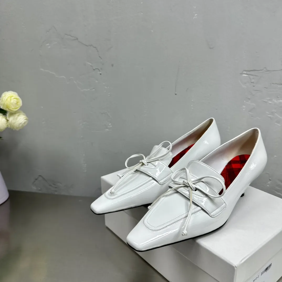 Burberry高品質なモデル白リボンローファー新作