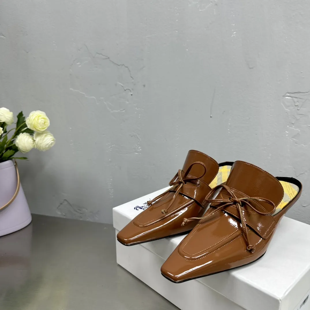 Burberry 2024春夏新作グレーリボンスリッパ