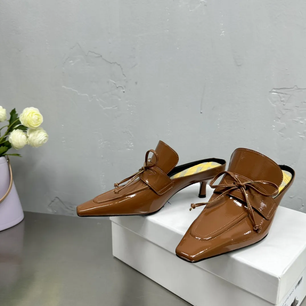 Burberry 2024春夏新作グレーリボンスリッパ - 画像 (3)