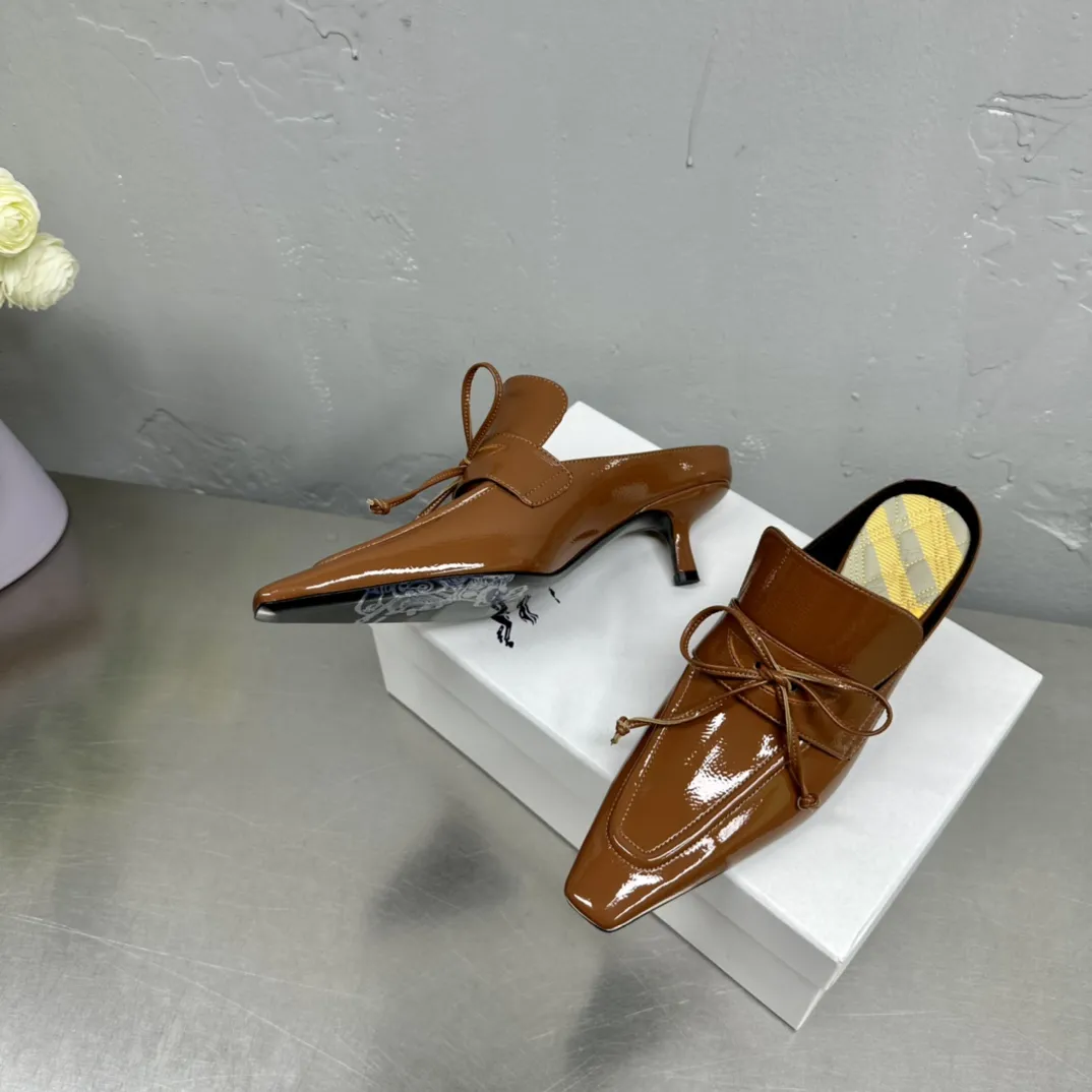 Burberry 2024春夏新作グレーリボンスリッパ - 画像 (4)