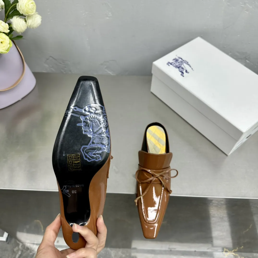 Burberry 2024春夏新作グレーリボンスリッパ - 画像 (6)