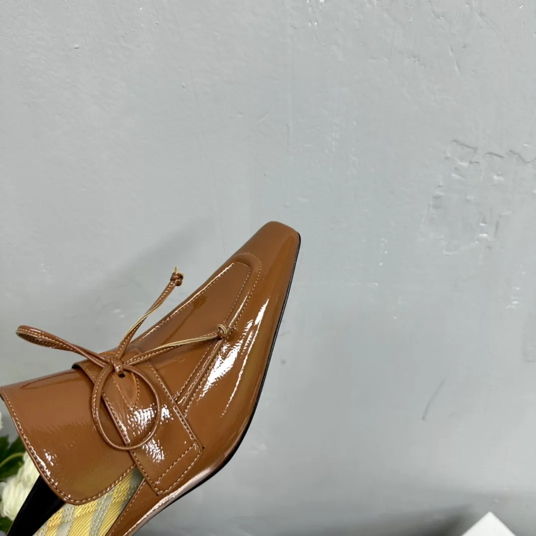 Burberry 2024春夏新作グレーリボンスリッパ - 画像 (7)