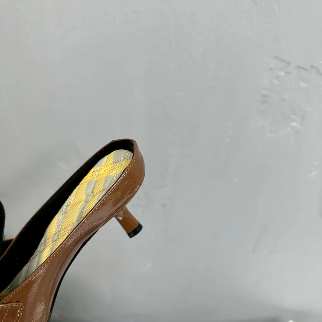 Burberry 2024春夏新作グレーリボンスリッパ - 画像 (9)