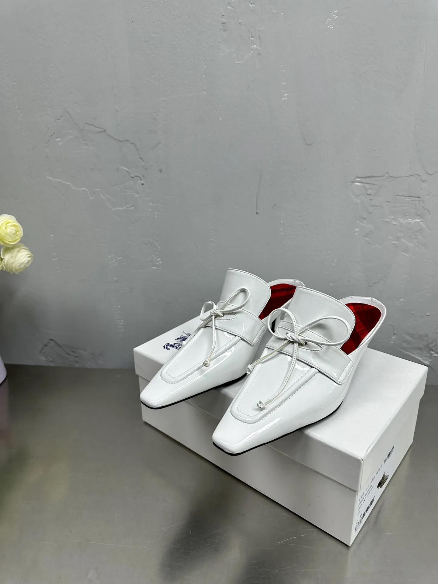 Burberry 白リボンデザインスリッパ新作