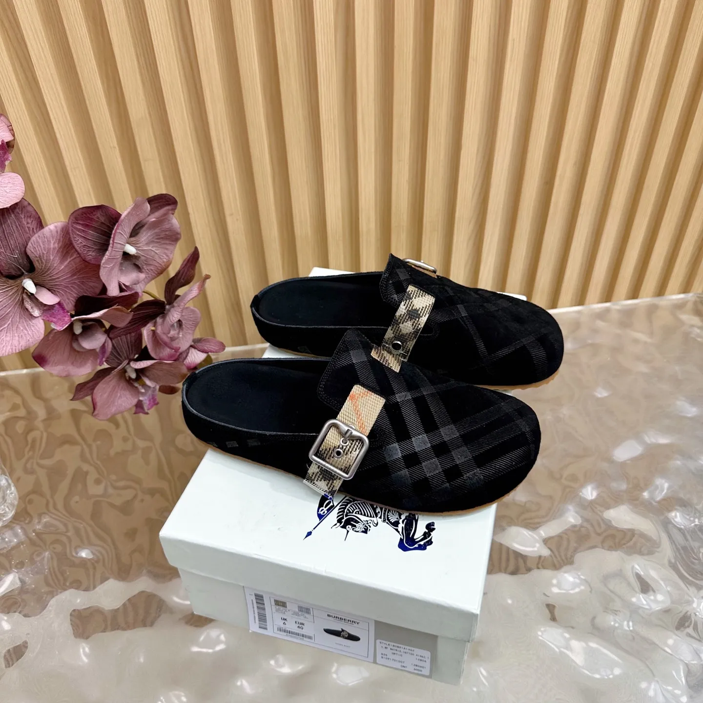 Burberry 黒ビルケンシュトックのスリッパ新作