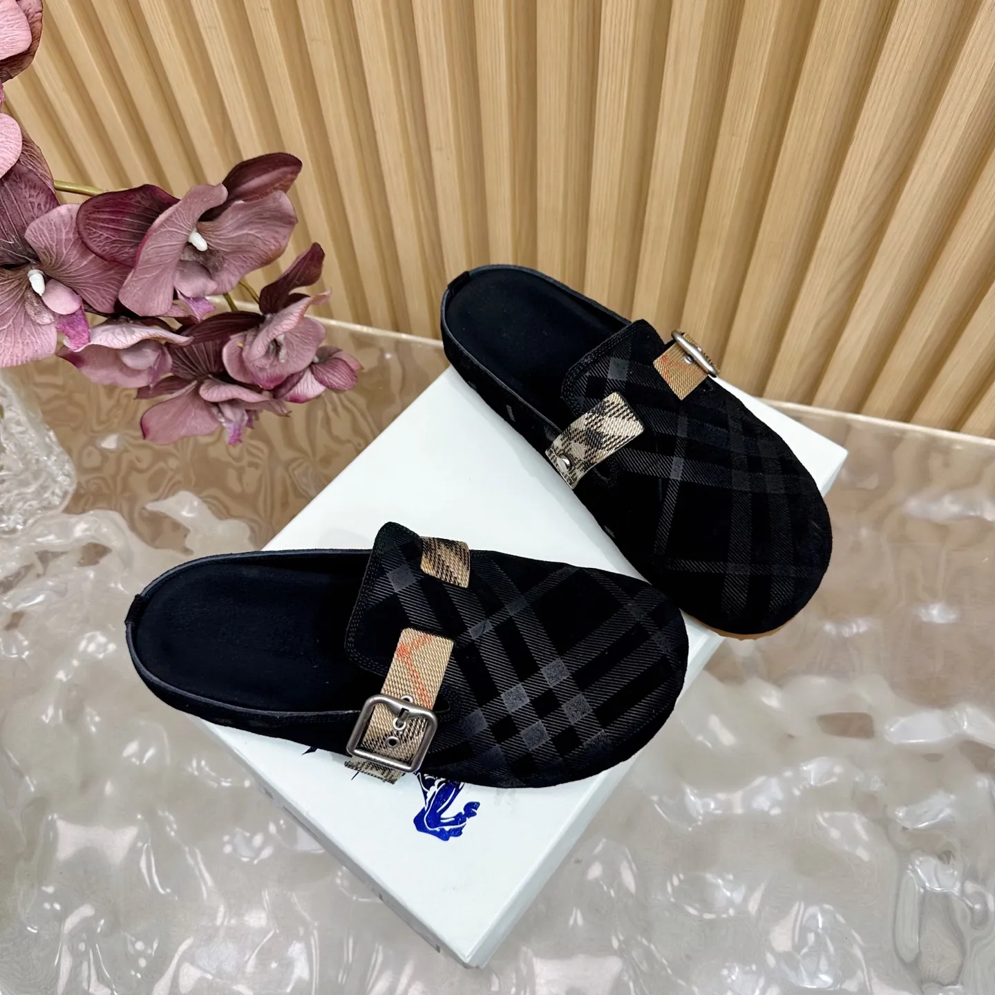 Burberry 黒ビルケンシュトックのスリッパ新作 - 画像 (3)