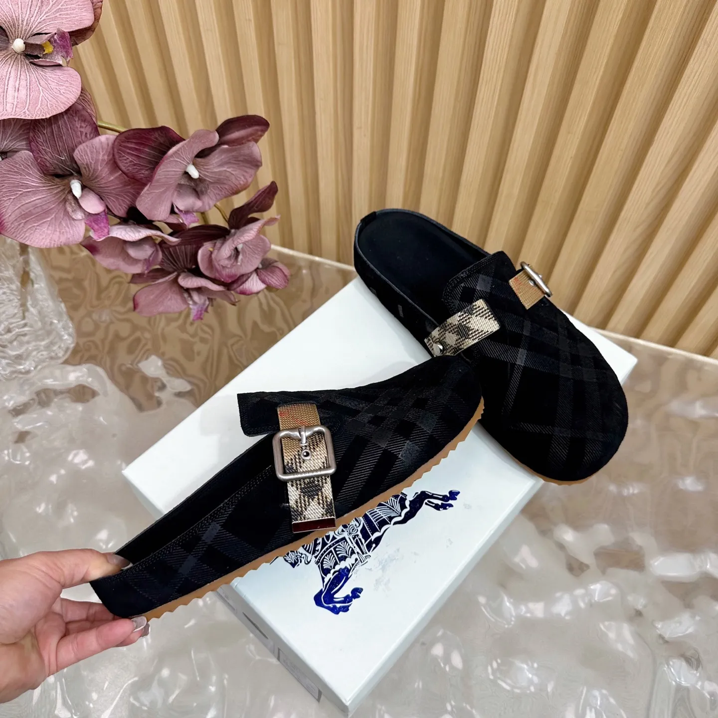 Burberry 黒ビルケンシュトックのスリッパ新作 - 画像 (4)