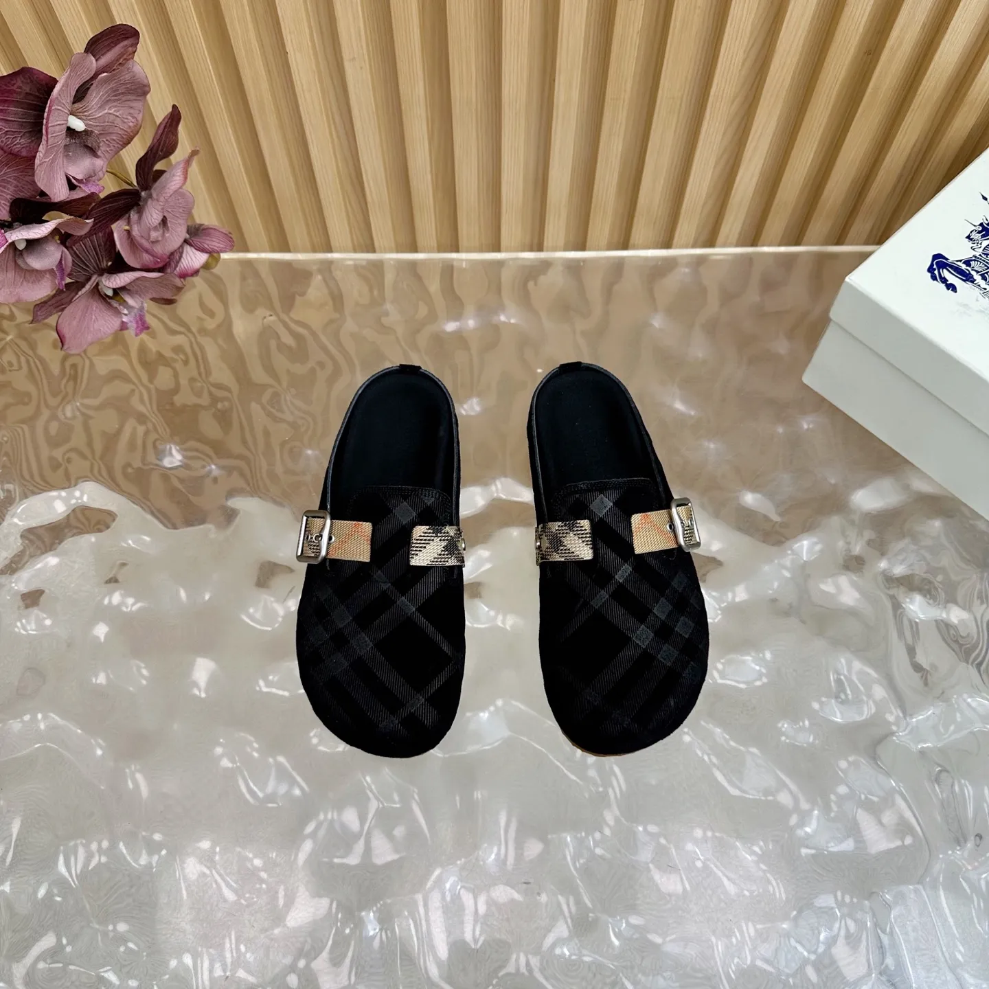 Burberry 黒ビルケンシュトックのスリッパ新作 - 画像 (5)