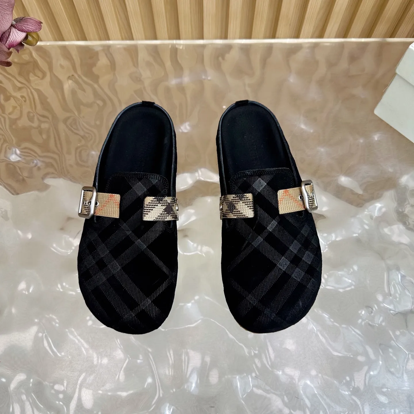 Burberry 黒ビルケンシュトックのスリッパ新作 - 画像 (6)