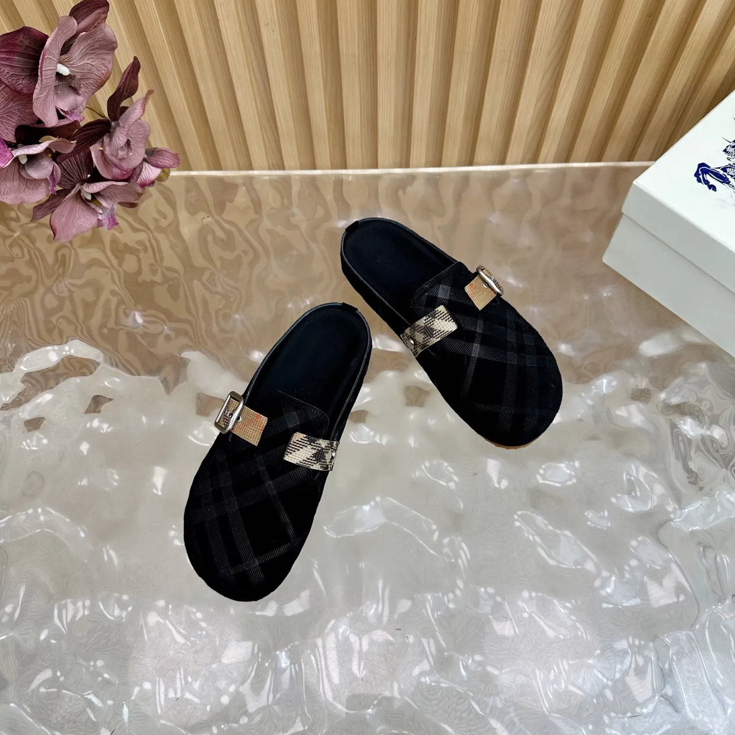 Burberry 黒ビルケンシュトックのスリッパ新作 - 画像 (7)