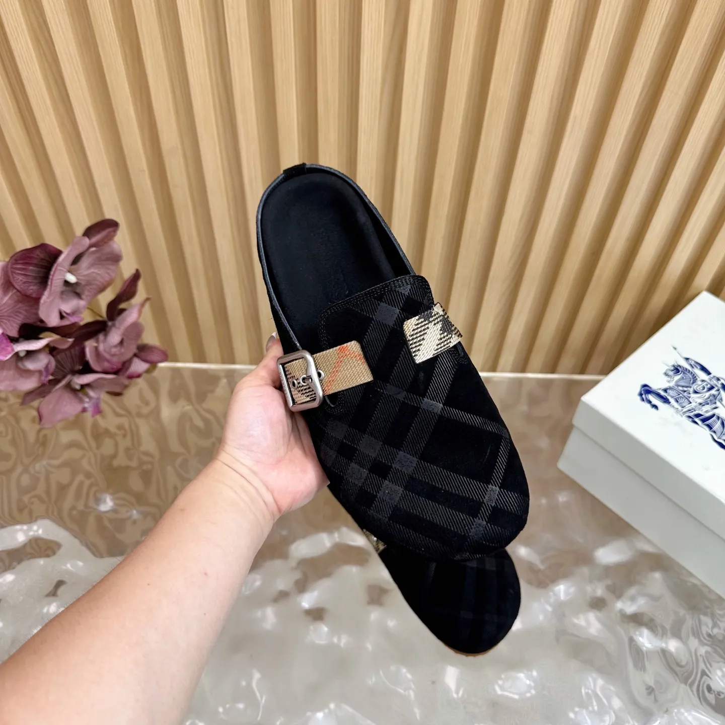 Burberry 黒ビルケンシュトックのスリッパ新作 - 画像 (8)