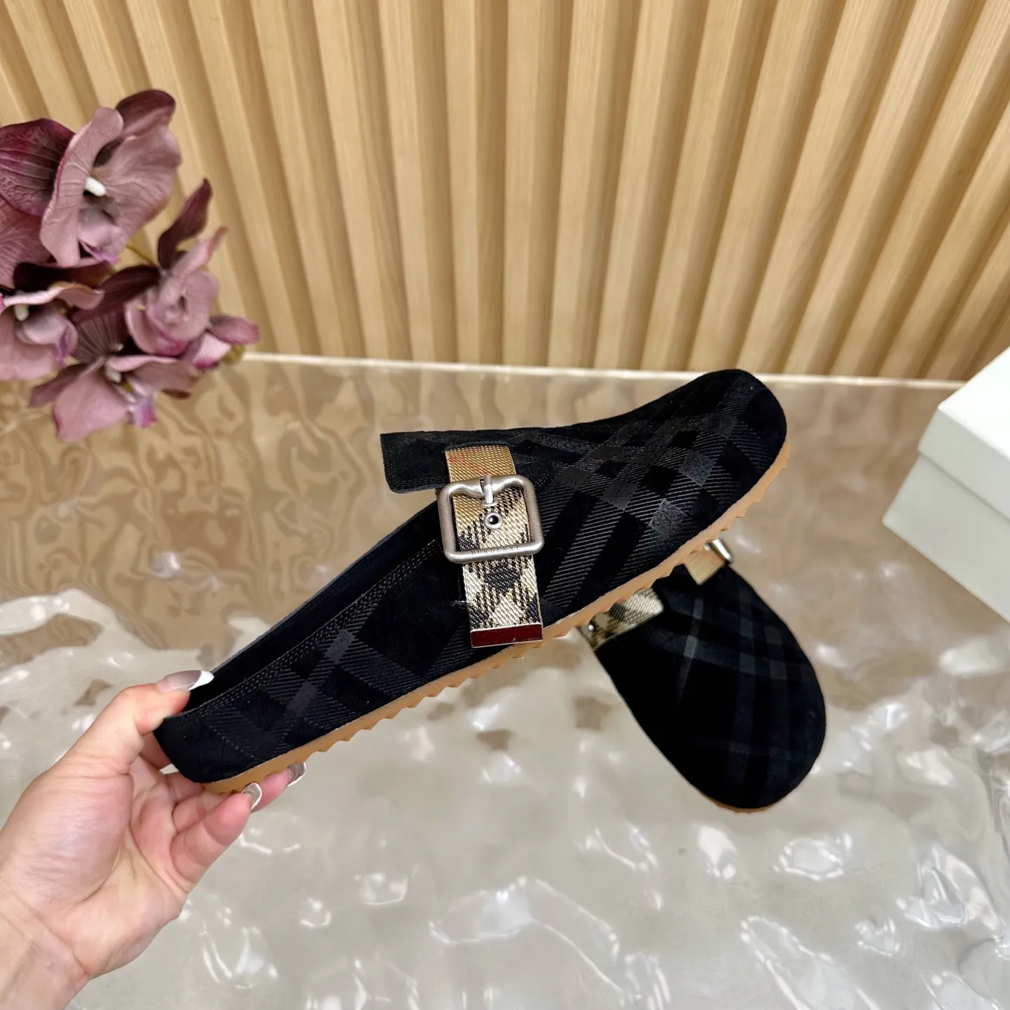 Burberry 黒ビルケンシュトックのスリッパ新作 - 画像 (9)